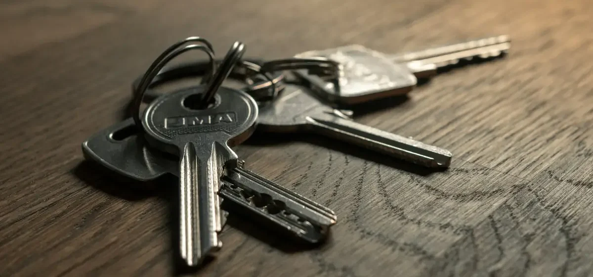 Bunch of house keys lying on a wooden table